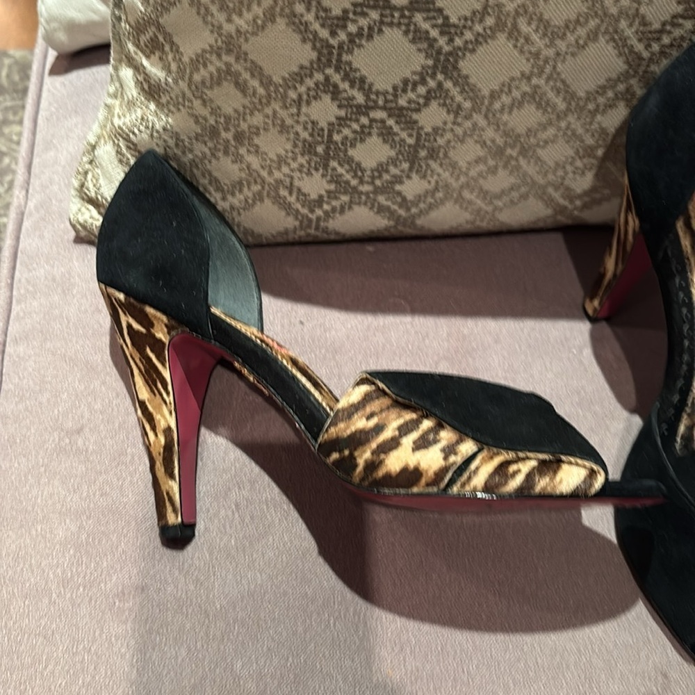 Betsey Johnson Black Peep Toe Heels with Bow Accent in 7.5 - Picture 2 of 10